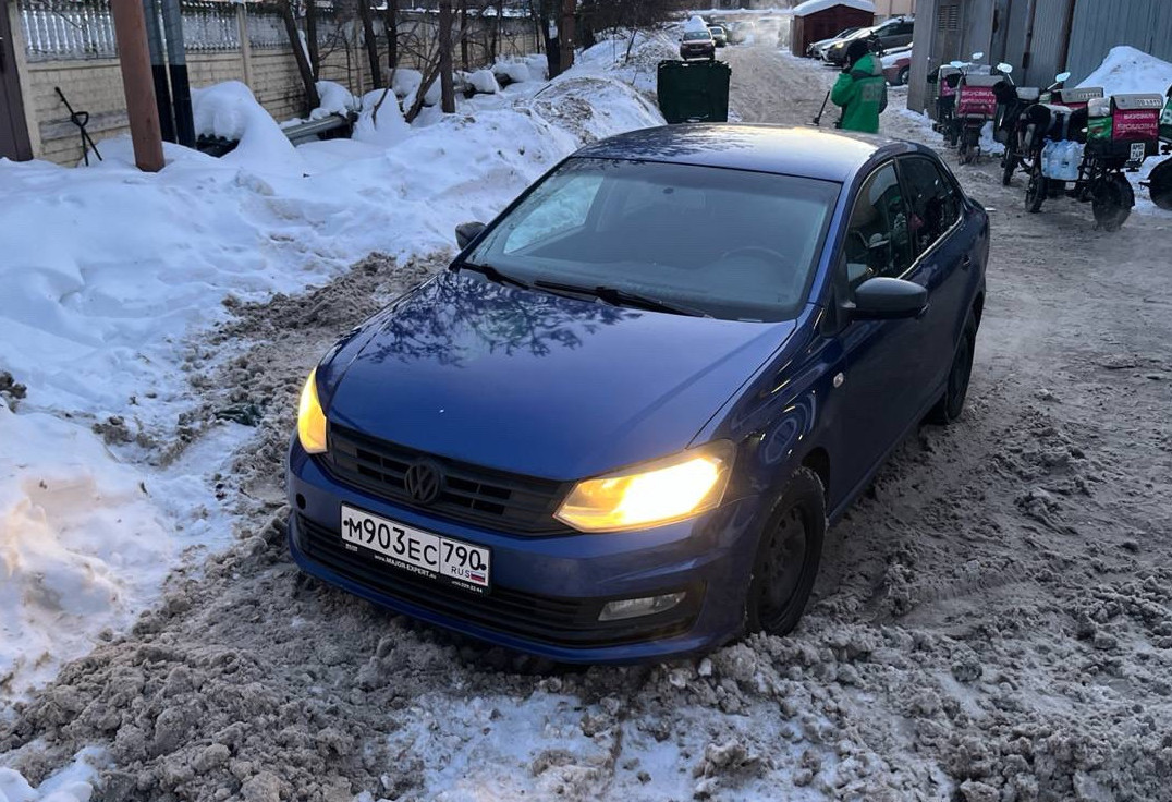 Аренда volkswagen polo эконом класса 2019 года в городе Москва от 1000 руб./сутки, передний привод, двигатель: бензин, объем 1.6 литров, ОСАГО (Впишу в полис), без водителя, недорого - RentRide