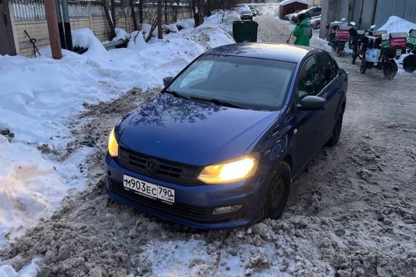 Прокат авто volkswagen polo эконом класса 2019 года в городе Москва от 1300 руб./сутки, передний привод, двигатель: бензин, объем 1.6 литров, ОСАГО (Впишу в полис), без водителя, недорого - RentRide