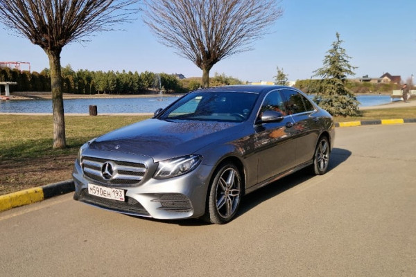 Прокат авто mercedes-benz e-klass бизнес класса 2019 года в городе Краснодар от 7840 руб./сутки, задний привод, двигатель: бензин, объем 2 литра, ОСАГО (Мультидрайв), без водителя, недорого - RentRide
