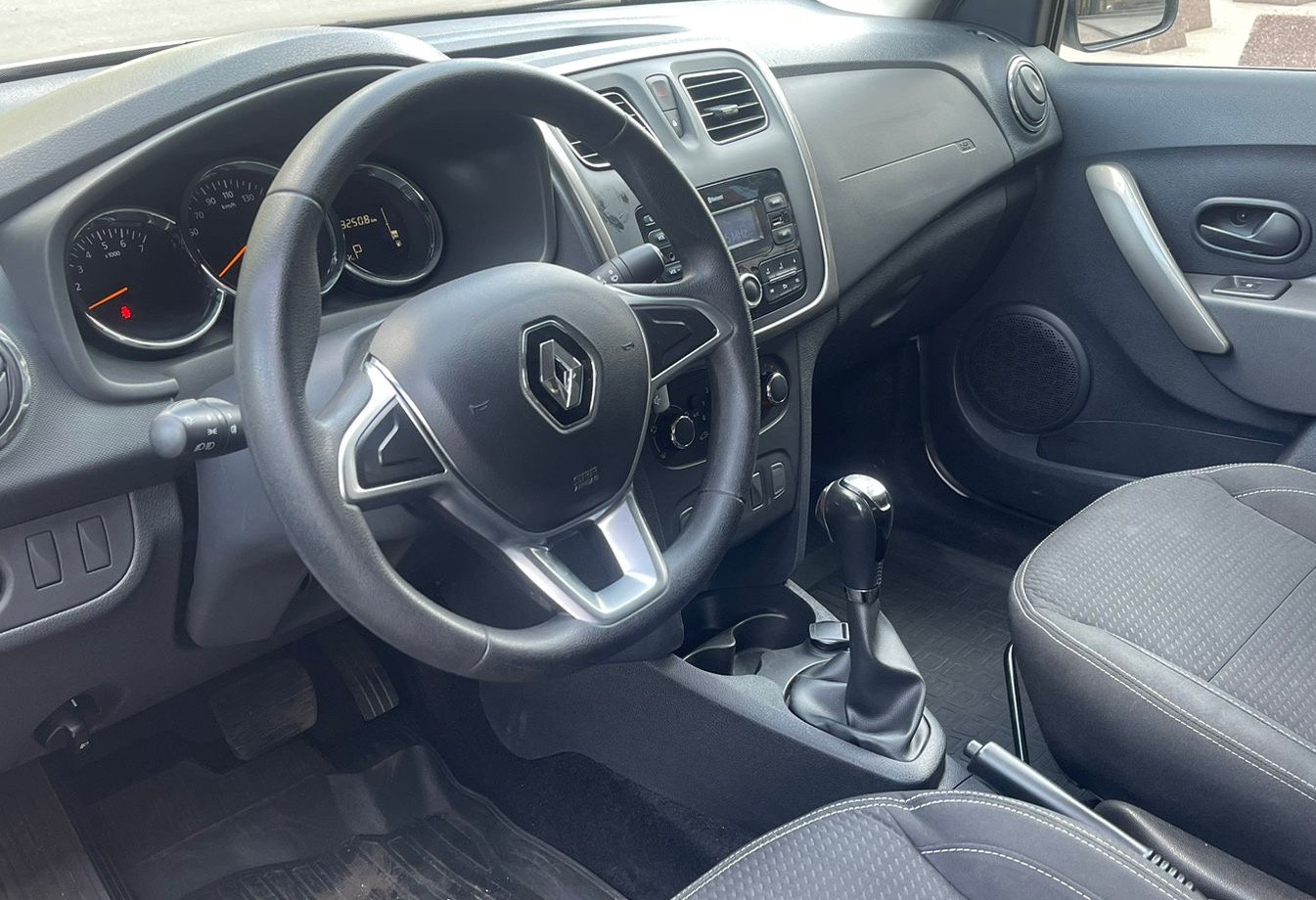 Аренда renault logan эконом класса 2021 года в городе Москва Нахимовский проспект от 2290 руб./сутки, передний привод, двигатель: бензин, объем 1.6 литров, ОСАГО (Впишу в полис), без водителя, недорого, вид 3 - RentRide