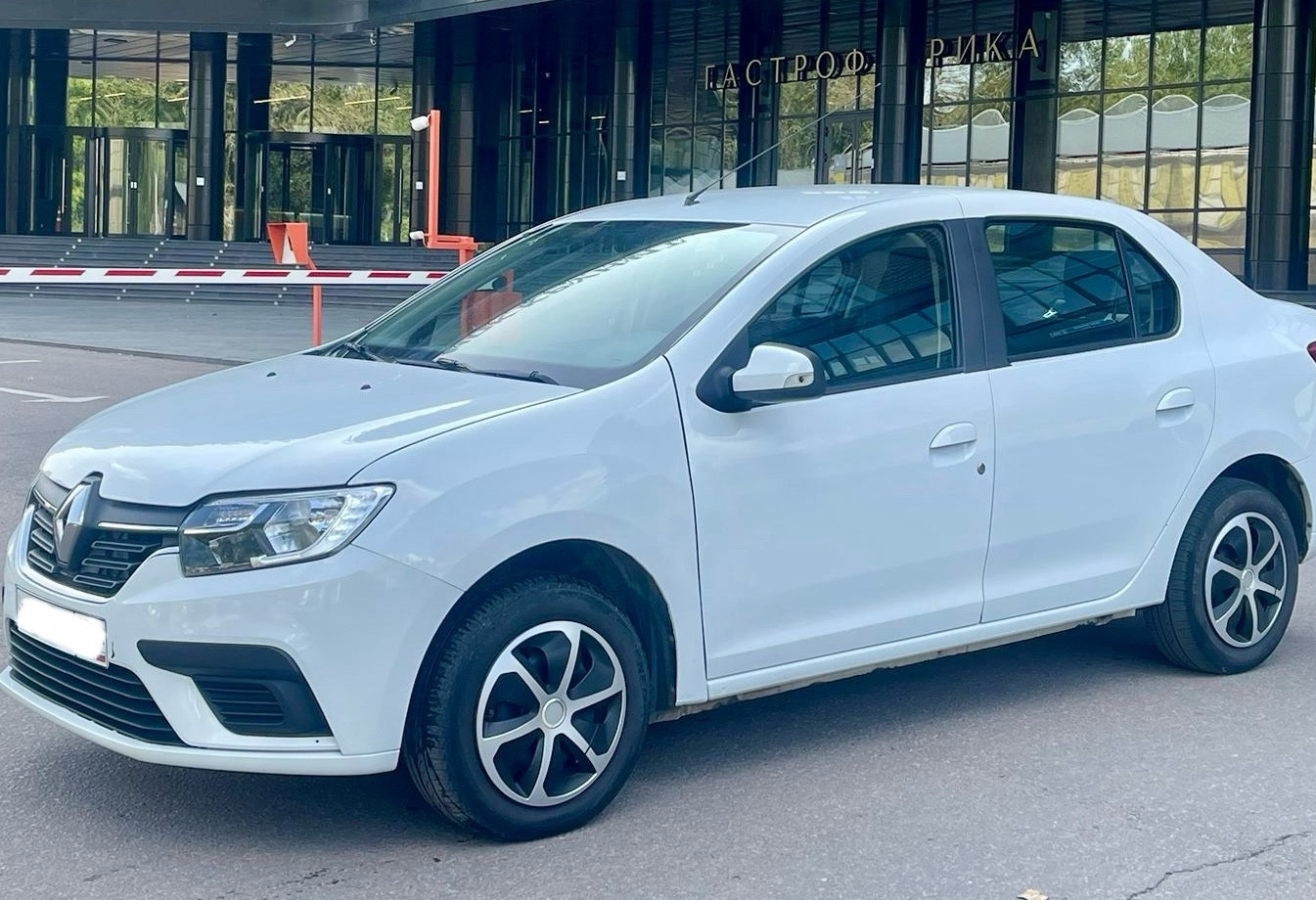 Аренда renault logan эконом класса 2021 года в городе Москва Нахимовский проспект от 2290 руб./сутки, передний привод, двигатель: бензин, объем 1.6 литров, ОСАГО (Впишу в полис), без водителя, недорого - RentRide