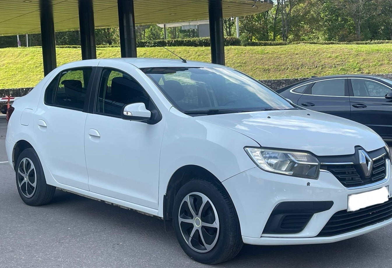 Аренда renault logan эконом класса 2021 года в городе Москва Нахимовский проспект от 2290 руб./сутки, передний привод, двигатель: бензин, объем 1.6 литров, ОСАГО (Впишу в полис), без водителя, недорого, вид 2 - RentRide