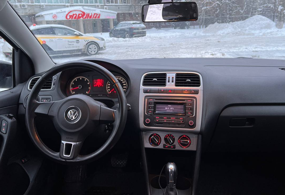 Аренда volkswagen polo эконом класса 2013 года в городе Москва Аэропорт от 2100 руб./сутки, передний привод, двигатель: бензин, объем 1.6 литров, ОСАГО (Впишу в полис), без водителя, недорого, вид 8 - RentRide