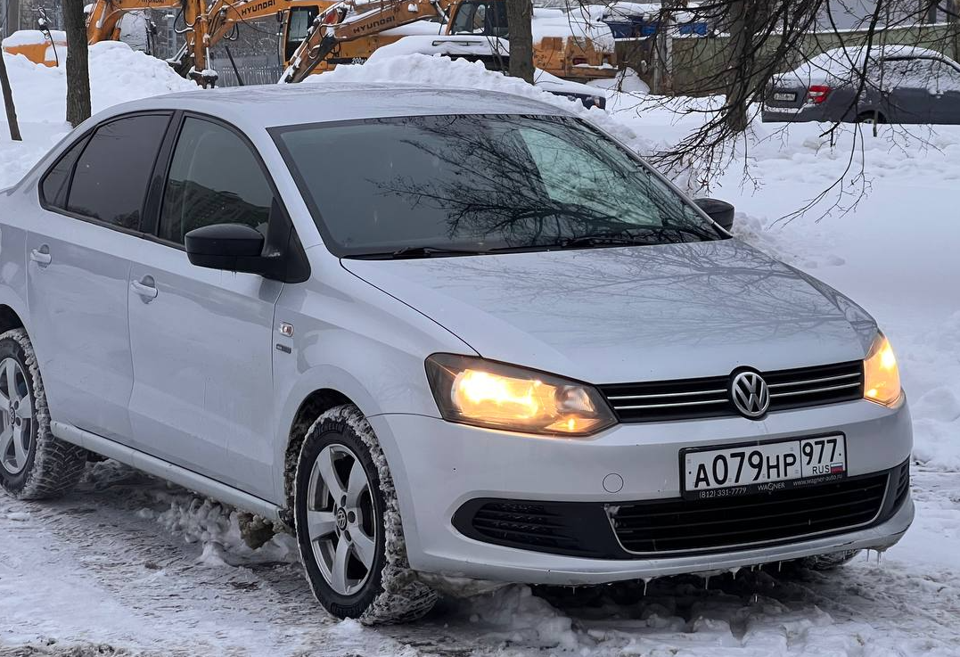 Аренда volkswagen polo эконом класса 2013 года в городе Москва Аэропорт от 2100 руб./сутки, передний привод, двигатель: бензин, объем 1.6 литров, ОСАГО (Впишу в полис), без водителя, недорого - RentRide