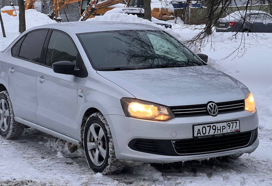 Аренда volkswagen polo эконом класса 2013 года в городе Москва Аэропорт от 2100 руб./сутки, передний привод, двигатель: бензин, объем 1.6 литров, ОСАГО (Впишу в полис), без водителя, недорого, вид 3 - RentRide