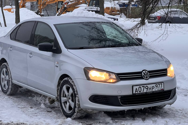 Прокат авто volkswagen polo эконом класса 2013 года в городе Москва Аэропорт от 2100 руб./сутки, передний привод, двигатель: бензин, объем 1.6 литров, ОСАГО (Впишу в полис), без водителя, недорого - RentRide