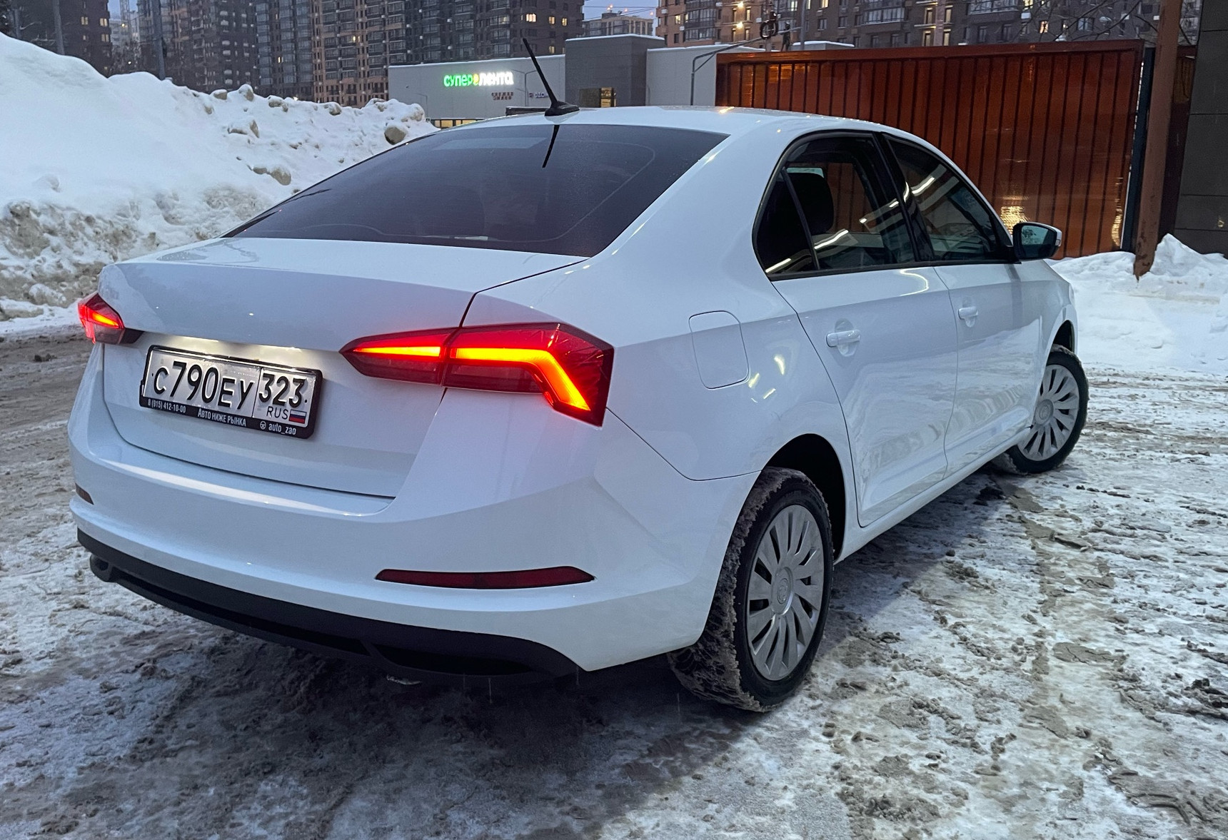 Аренда skoda rapid эконом класса 2021 года в городе Москва от 2240 руб./сутки, передний привод, двигатель: бензин, объем 1.6 литров, ОСАГО (Впишу в полис), без водителя, недорого, вид 3 - RentRide