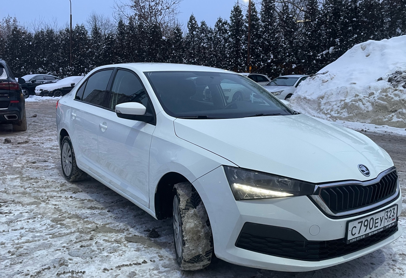 Аренда skoda rapid эконом класса 2021 года в городе Москва от 2240 руб./сутки, передний привод, двигатель: бензин, объем 1.6 литров, ОСАГО (Впишу в полис), без водителя, недорого, вид 2 - RentRide