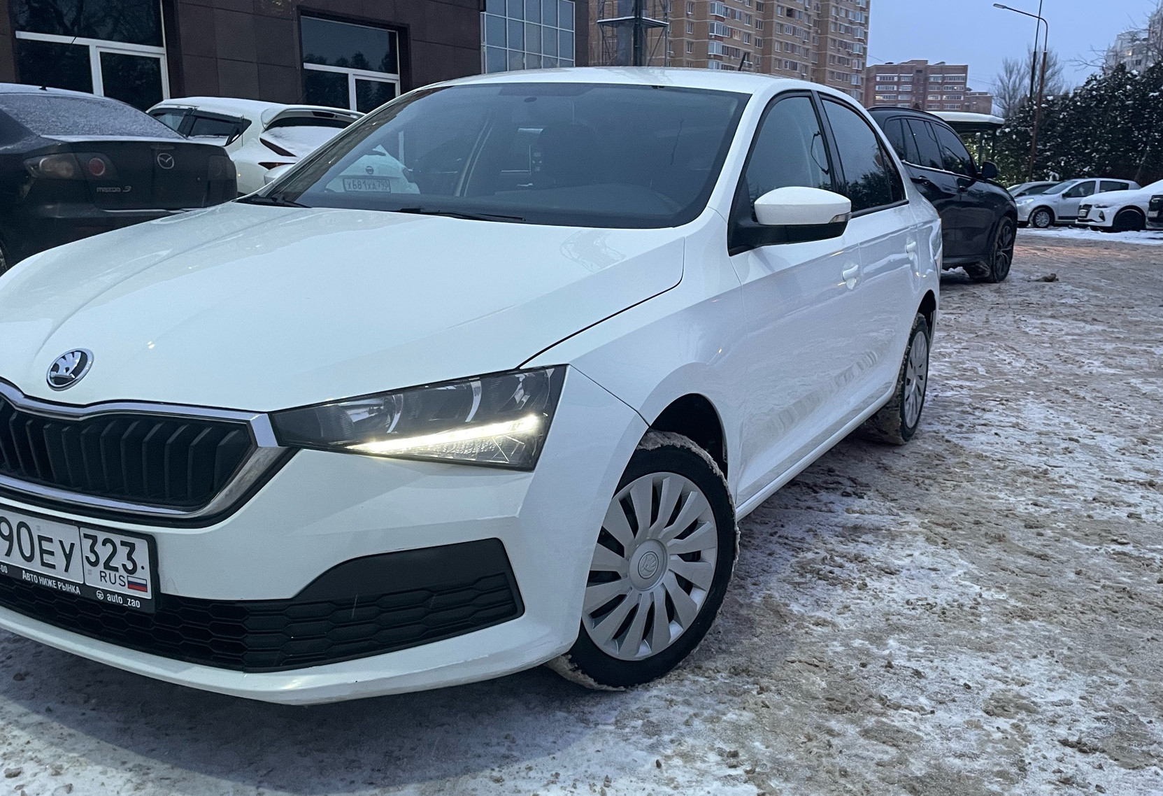 Аренда skoda rapid эконом класса 2021 года в городе Москва от 2240 руб./сутки, передний привод, двигатель: бензин, объем 1.6 литров, ОСАГО (Впишу в полис), без водителя, недорого - RentRide