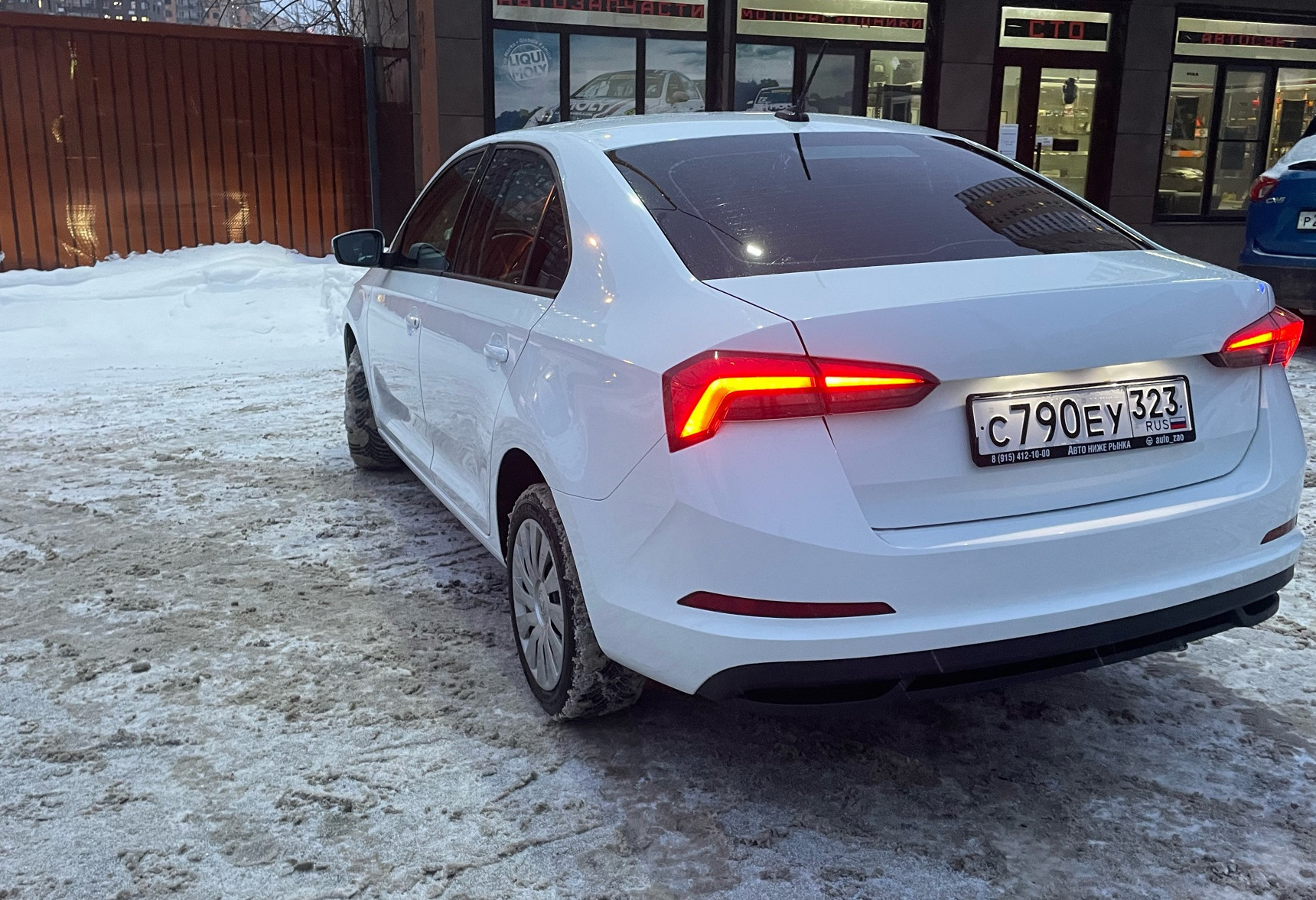 Аренда skoda rapid эконом класса 2021 года в городе Москва от 2240 руб./сутки, передний привод, двигатель: бензин, объем 1.6 литров, ОСАГО (Впишу в полис), без водителя, недорого, вид 4 - RentRide