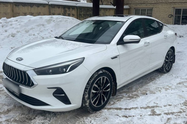 Прокат авто jac j7 стандарт класса 2023 года в городе Москва Авиамоторная от 4200 руб./сутки, передний привод, двигатель: бензин, объем 1.5 литров, ОСАГО (Мультидрайв), без водителя, недорого - RentRide