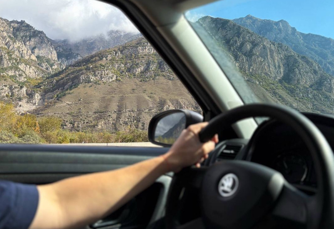 Аренда skoda fabia эконом класса 2013 года в городе Москва Полежаевская от 2000 руб./сутки, передний привод, двигатель: бензин, объем 1.2 литра, каско (Впишу в полис), ОСАГО (Впишу в полис), без водителя, недорого, вид 3 - RentRide