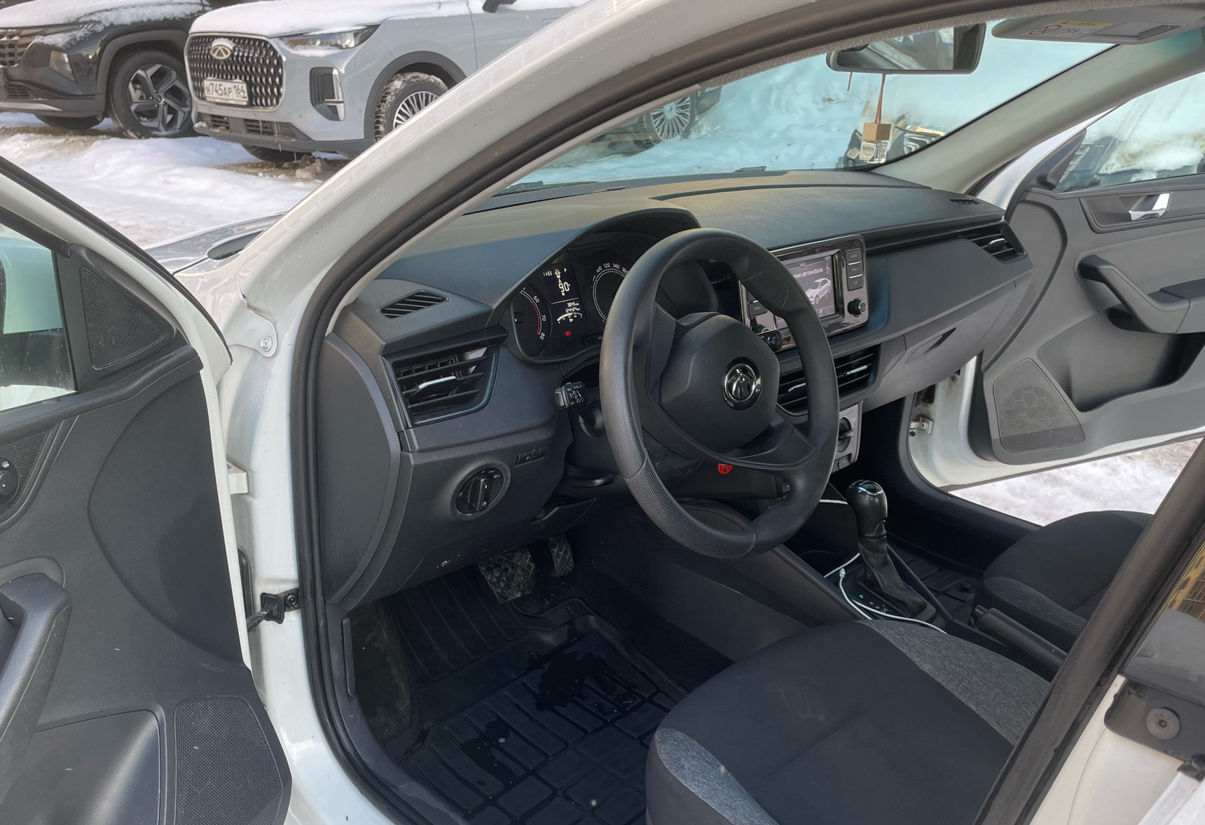 Аренда skoda rapid эконом класса 2021 года в городе Москва от 2490 руб./сутки, передний привод, двигатель: бензин, объем 1.6 литров, ОСАГО (Впишу в полис), без водителя, недорого, вид 5 - RentRide