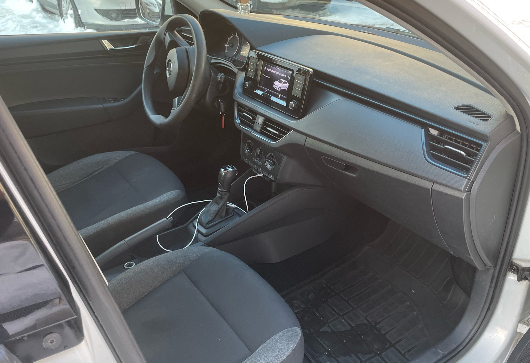 Аренда skoda rapid эконом класса 2021 года в городе Москва от 2490 руб./сутки, передний привод, двигатель: бензин, объем 1.6 литров, ОСАГО (Впишу в полис), без водителя, недорого, вид 6 - RentRide