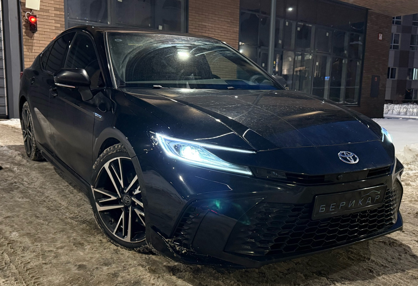 Аренда toyota camry бизнес класса 2024 года в городе Москва Бауманская от 7432 руб./сутки, передний привод, двигатель: бензин, объем 2 литра, ОСАГО (Мультидрайв), без водителя, недорого - RentRide