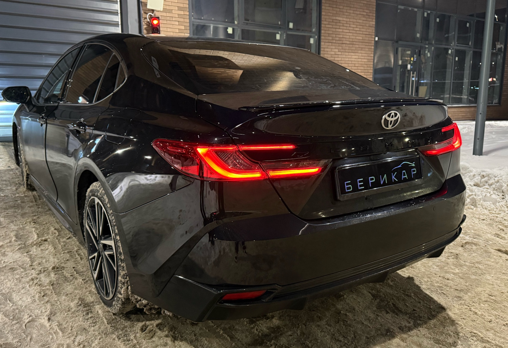 Аренда toyota camry бизнес класса 2024 года в городе Москва Бауманская от 7432 руб./сутки, передний привод, двигатель: бензин, объем 2 литра, ОСАГО (Мультидрайв), без водителя, недорого, вид 2 - RentRide
