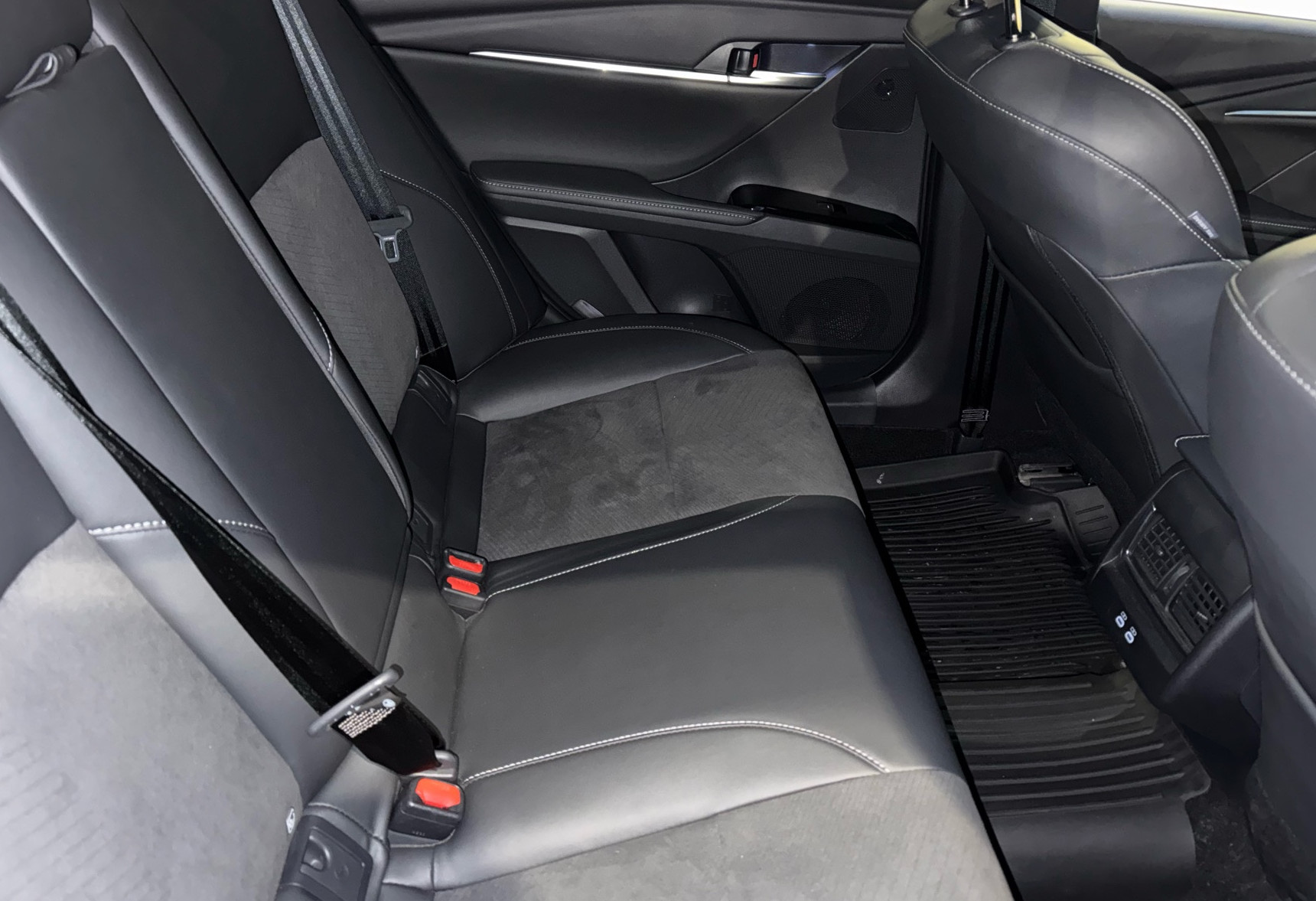 Аренда toyota camry бизнес класса 2024 года в городе Москва Бауманская от 7432 руб./сутки, передний привод, двигатель: бензин, объем 2 литра, ОСАГО (Мультидрайв), без водителя, недорого, вид 5 - RentRide