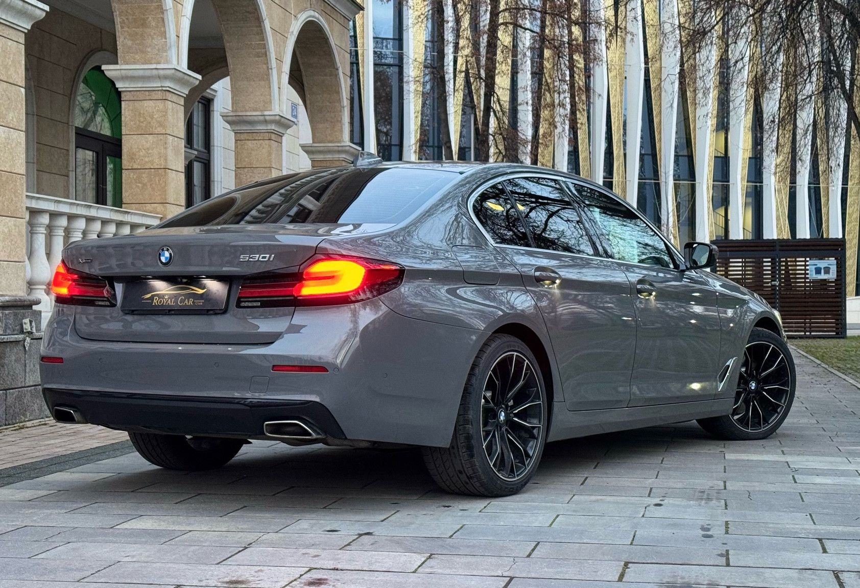 Аренда bmw 5-serii бизнес класса 2020 года в городе Москва Профсоюзная от 10000 руб./сутки, полный привод, двигатель: бензин, объем 2 литра, ОСАГО (Впишу в полис), без водителя, недорого, вид 3 - RentRide