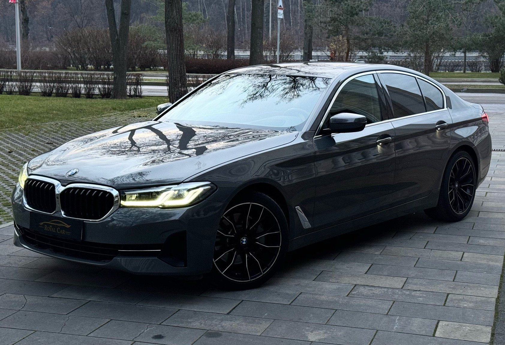 Аренда bmw 5-serii бизнес класса 2020 года в городе Москва Профсоюзная от 10000 руб./сутки, полный привод, двигатель: бензин, объем 2 литра, ОСАГО (Впишу в полис), без водителя, недорого - RentRide