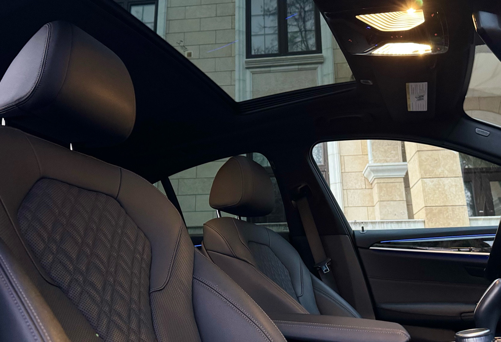 Аренда bmw 5-serii бизнес класса 2020 года в городе Москва Профсоюзная от 10000 руб./сутки, полный привод, двигатель: бензин, объем 2 литра, ОСАГО (Впишу в полис), без водителя, недорого, вид 5 - RentRide