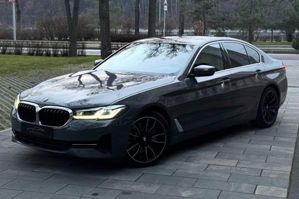 Прокат авто bmw 5-serii бизнес класса 2020 года в городе Москва Профсоюзная от 10000 руб./сутки, полный привод, двигатель: бензин, объем 2 литра, ОСАГО (Впишу в полис), без водителя, недорого - RentRide