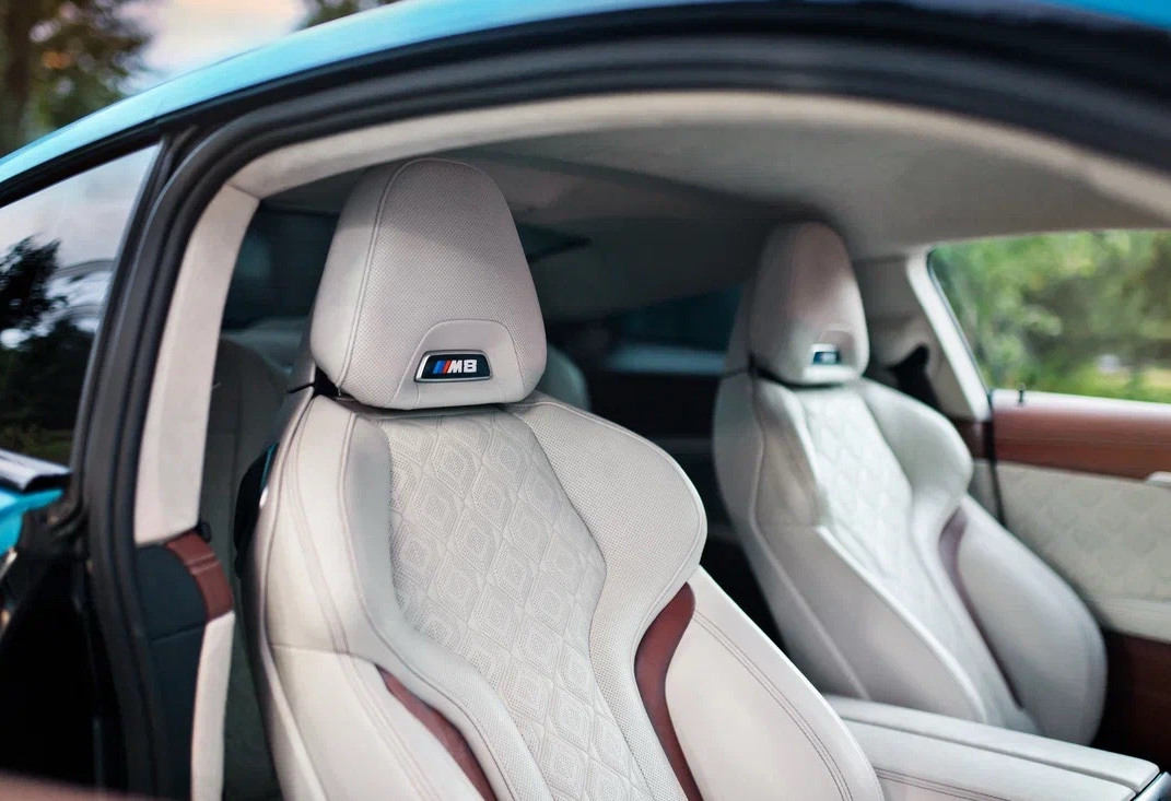 Аренда bmw m8 премиум класса 2019 года в городе Москва Автозаводская от 36000 руб./сутки, полный привод, двигатель: бензин, объем 4.4 литра, каско (Мультидрайв), ОСАГО (Мультидрайв), без водителя, недорого, вид 5 - RentRide