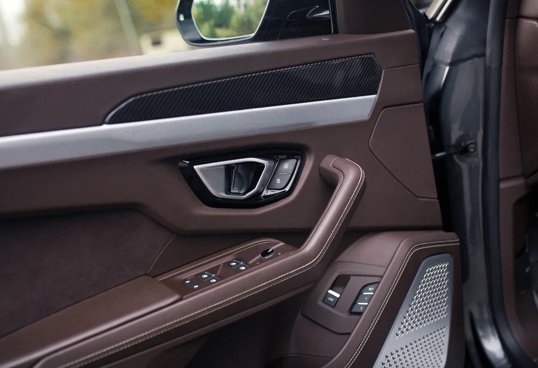 Аренда lamborghini urus премиум класса 2020 года в городе Москва Автозаводская от 56000 руб./сутки, полный привод, двигатель: бензин, объем 4 литра, каско (Мультидрайв), ОСАГО (Мультидрайв), без водителя, недорого, вид 7 - RentRide