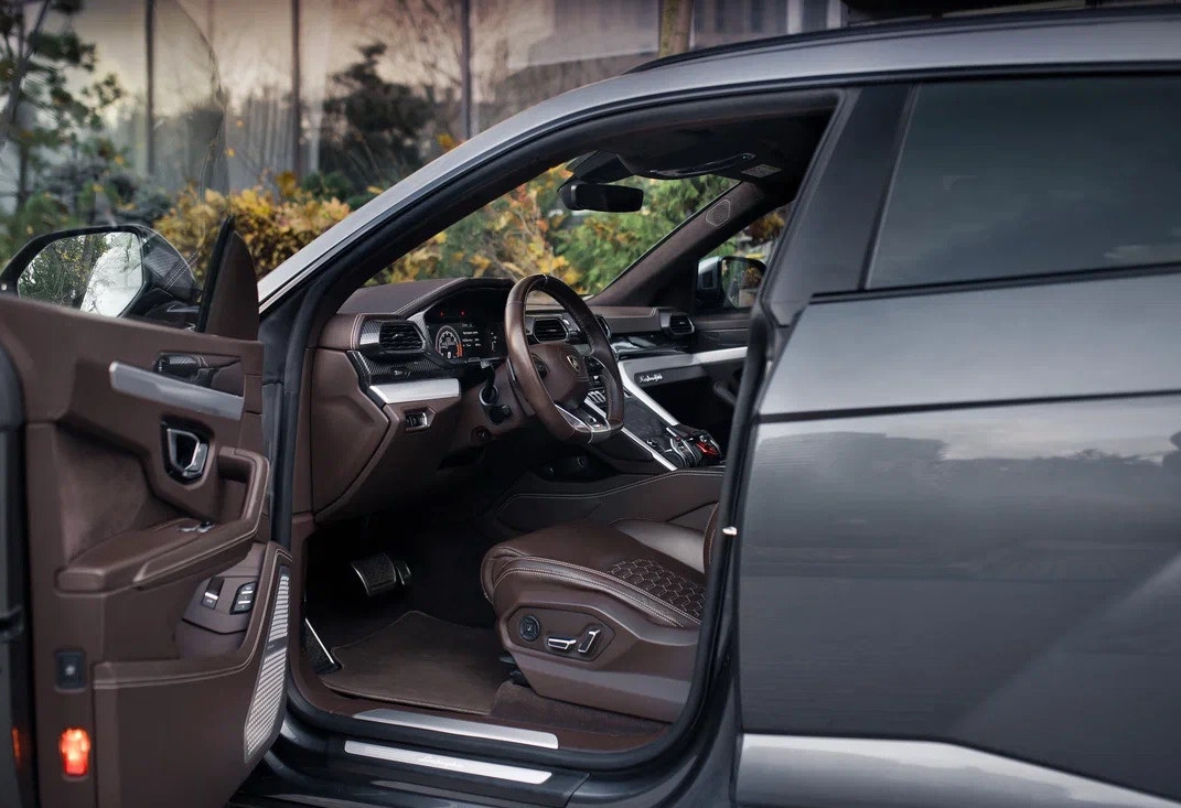 Аренда lamborghini urus премиум класса 2020 года в городе Москва Автозаводская от 56000 руб./сутки, полный привод, двигатель: бензин, объем 4 литра, каско (Мультидрайв), ОСАГО (Мультидрайв), без водителя, недорого, вид 6 - RentRide