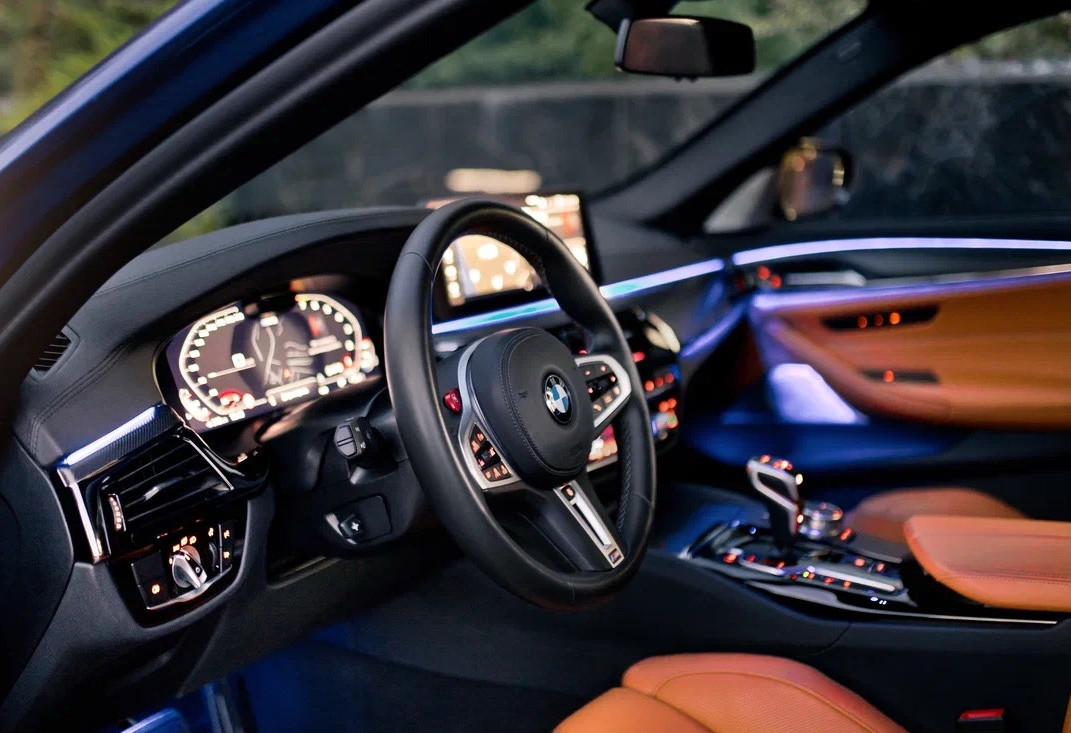 Аренда bmw m5 бизнес класса 2021 года в городе Москва Автозаводская от 32000 руб./сутки, полный привод, двигатель: бензин, объем 4.4 литра, каско (Мультидрайв), ОСАГО (Мультидрайв), без водителя, недорого, вид 6 - RentRide