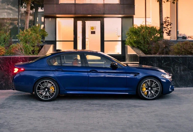 Аренда bmw m5 бизнес класса 2021 года в городе Москва Автозаводская от 32000 руб./сутки, полный привод, двигатель: бензин, объем 4.4 литра, каско (Мультидрайв), ОСАГО (Мультидрайв), без водителя, недорого, вид 3 - RentRide