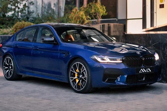 Прокат авто bmw m5 бизнес класса 2021 года в городе Москва Автозаводская от 32000 руб./сутки, полный привод, двигатель: бензин, объем 4.4 литра, каско (Мультидрайв), ОСАГО (Мультидрайв), без водителя, недорого - RentRide