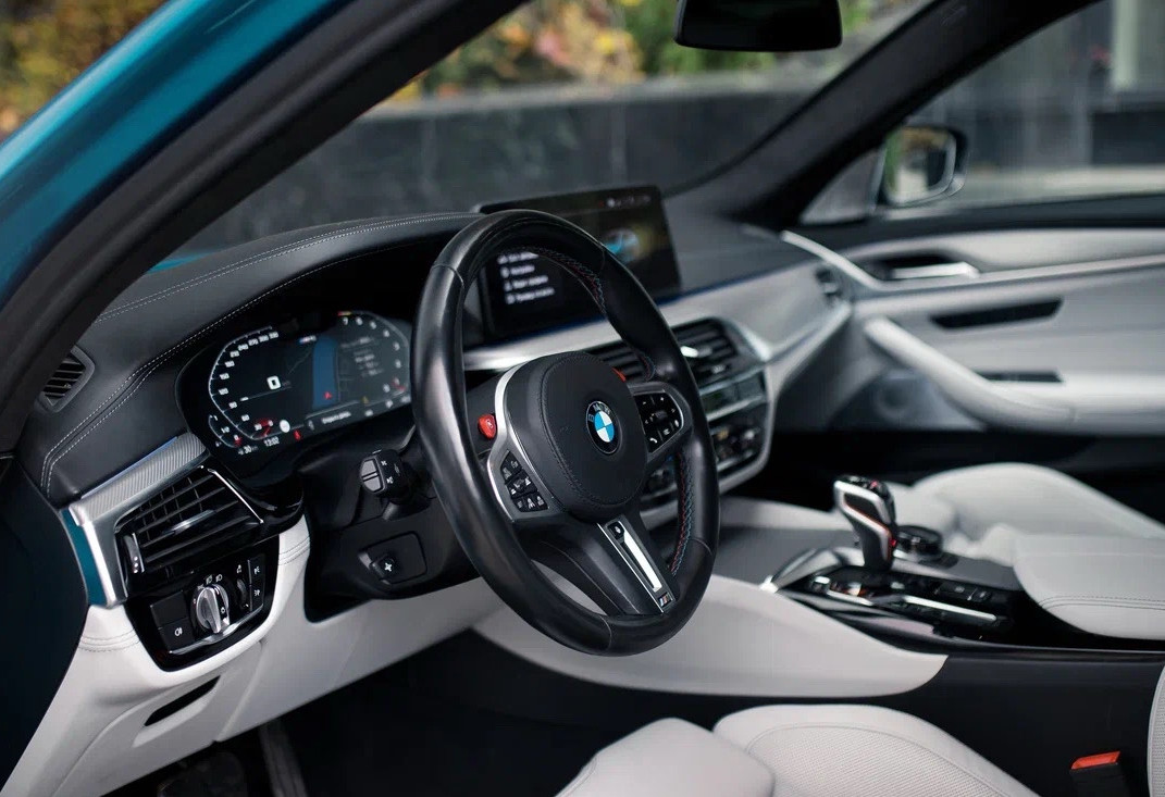 Аренда bmw m5 премиум класса 2020 года в городе Москва Автозаводская от 32000 руб./сутки, полный привод, двигатель: бензин, объем 4.4 литра, каско (Мультидрайв), ОСАГО (Мультидрайв), без водителя, недорого, вид 8 - RentRide