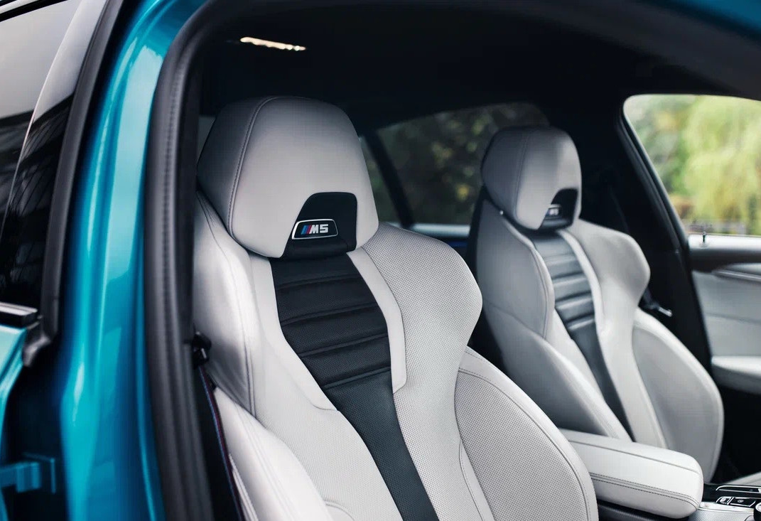 Аренда bmw m5 премиум класса 2020 года в городе Москва Автозаводская от 32000 руб./сутки, полный привод, двигатель: бензин, объем 4.4 литра, каско (Мультидрайв), ОСАГО (Мультидрайв), без водителя, недорого, вид 9 - RentRide