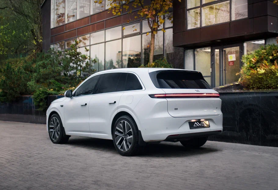 Аренда lixiang l6 премиум класса 2024 года в городе Москва Автозаводская от 12000 руб./сутки, полный привод, двигатель: гибрид, объем 1.5 литров, каско (Мультидрайв), ОСАГО (Мультидрайв), без водителя, недорого, вид 5 - RentRide