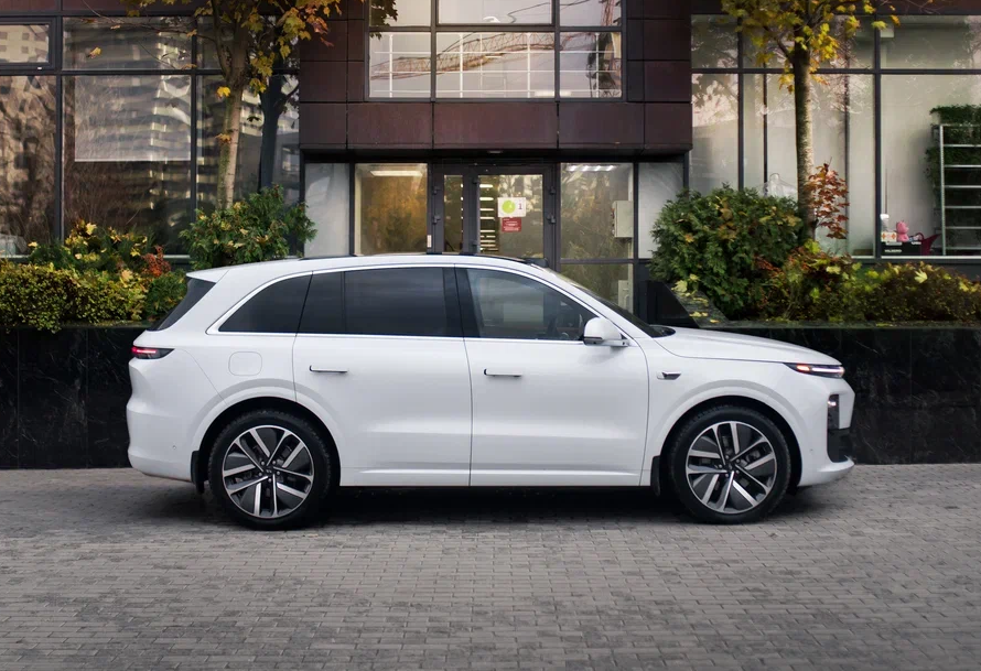 Аренда lixiang l6 премиум класса 2024 года в городе Москва Автозаводская от 12000 руб./сутки, полный привод, двигатель: гибрид, объем 1.5 литров, каско (Мультидрайв), ОСАГО (Мультидрайв), без водителя, недорого, вид 3 - RentRide