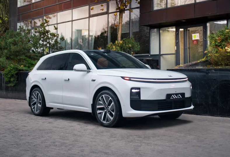 Аренда lixiang l6 премиум класса 2024 года в городе Москва Автозаводская от 12000 руб./сутки, полный привод, двигатель: гибрид, объем 1.5 литров, каско (Мультидрайв), ОСАГО (Мультидрайв), без водителя, недорого - RentRide