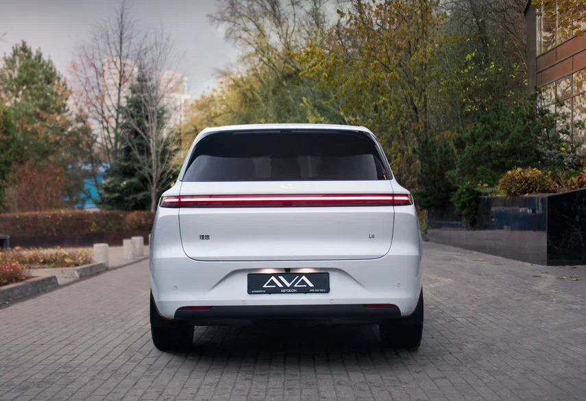 Аренда lixiang l6 премиум класса 2024 года в городе Москва Автозаводская от 12000 руб./сутки, полный привод, двигатель: гибрид, объем 1.5 литров, каско (Мультидрайв), ОСАГО (Мультидрайв), без водителя, недорого, вид 4 - RentRide