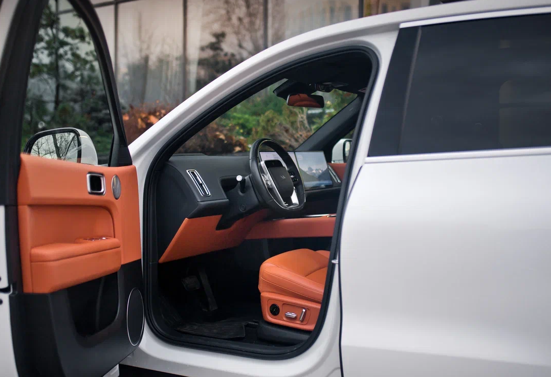 Аренда lixiang l6 премиум класса 2024 года в городе Москва Автозаводская от 12000 руб./сутки, полный привод, двигатель: гибрид, объем 1.5 литров, каско (Мультидрайв), ОСАГО (Мультидрайв), без водителя, недорого, вид 6 - RentRide