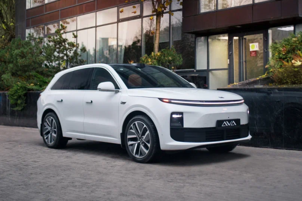 Прокат авто lixiang l6 премиум класса 2024 года в городе Москва Автозаводская от 12000 руб./сутки, полный привод, двигатель: гибрид, объем 1.5 литров, каско (Мультидрайв), ОСАГО (Мультидрайв), без водителя, недорого - RentRide