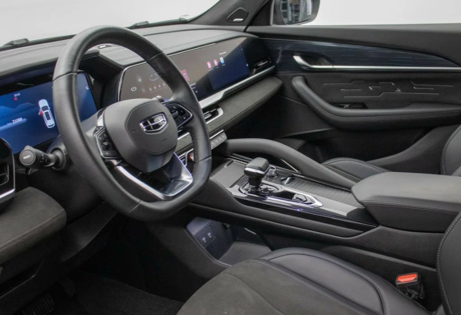 Аренда geely monjaro комфорт класса 2024 года в городе Москва Щукинская от 5592 руб./сутки, полный привод, двигатель: бензин, объем 2 литра, каско (Мультидрайв), ОСАГО (Мультидрайв), без водителя, недорого, вид 10 - RentRide