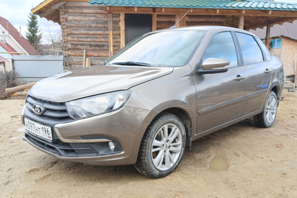 Прокат авто lada granta эконом класса 2021 года в городе Екатеринбург от 1600 руб./сутки, передний привод, двигатель: бензин, объем 1.6 литров, ОСАГО (Мультидрайв), без водителя, недорого - RentRide