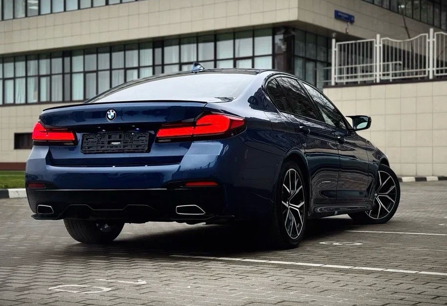 Аренда bmw 5-serii бизнес класса 2020 года в городе Москва Профсоюзная от 10800 руб./сутки, полный привод, двигатель: бензин, объем 2 литра, ОСАГО (Впишу в полис), без водителя, недорого, вид 3 - RentRide