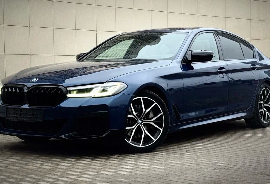 Аренда bmw 5-serii бизнес класса 2020 года в городе Москва Профсоюзная от 10800 руб./сутки, полный привод, двигатель: бензин, объем 2 литра, ОСАГО (Впишу в полис), без водителя, недорого - RentRide