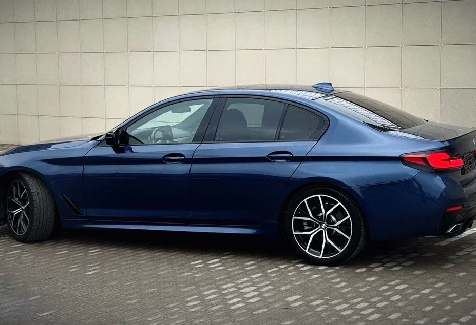 Аренда bmw 5-serii бизнес класса 2020 года в городе Москва Профсоюзная от 10800 руб./сутки, полный привод, двигатель: бензин, объем 2 литра, ОСАГО (Впишу в полис), без водителя, недорого, вид 2 - RentRide