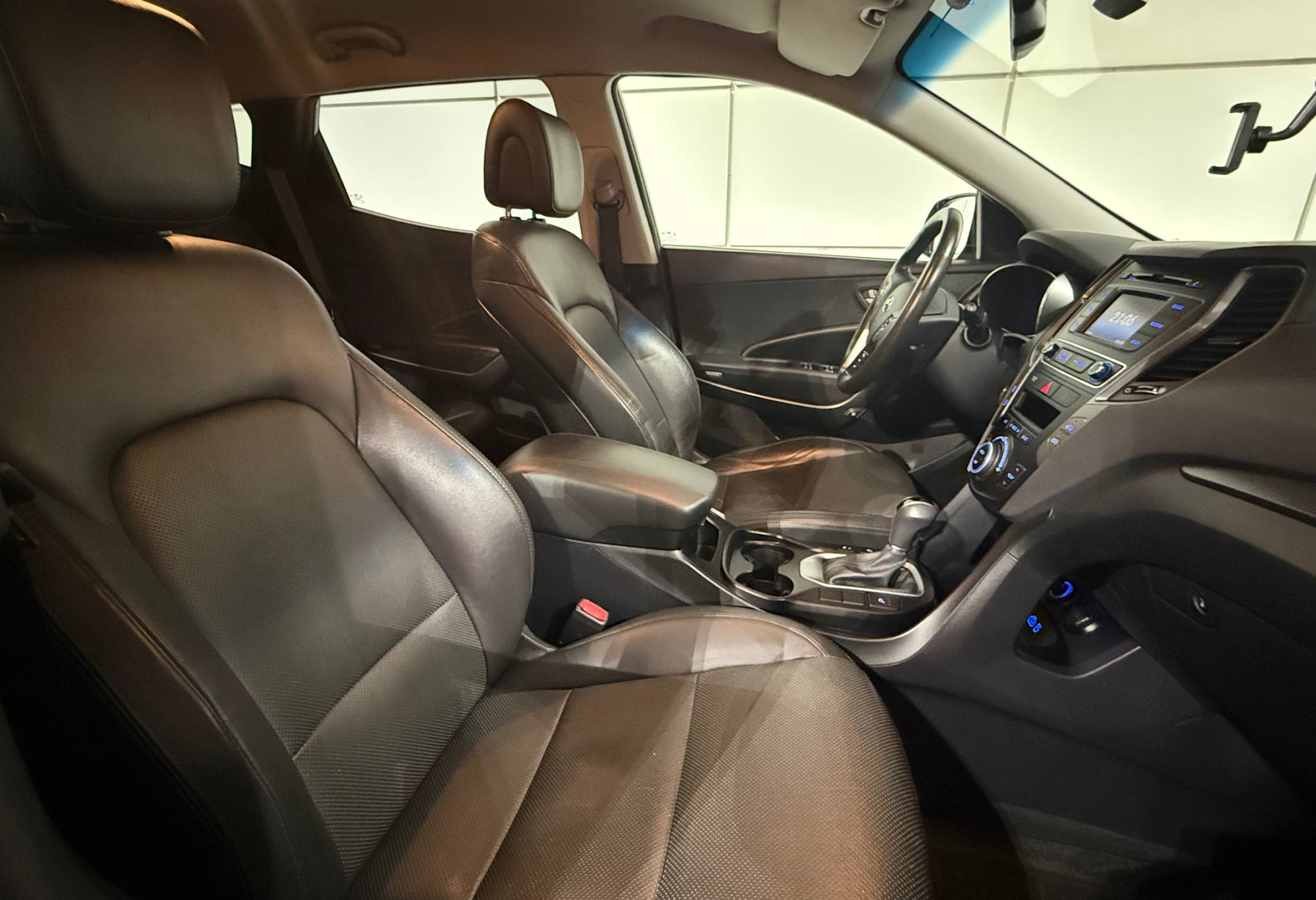 Аренда hyundai santa-fe стандарт класса 2017 года в городе Москва Войковская от 3040 руб./сутки, полный привод, двигатель: бензин, объем 2.4 литра, каско (Впишу в полис), ОСАГО (Впишу в полис), без водителя, недорого, вид 7 - RentRide