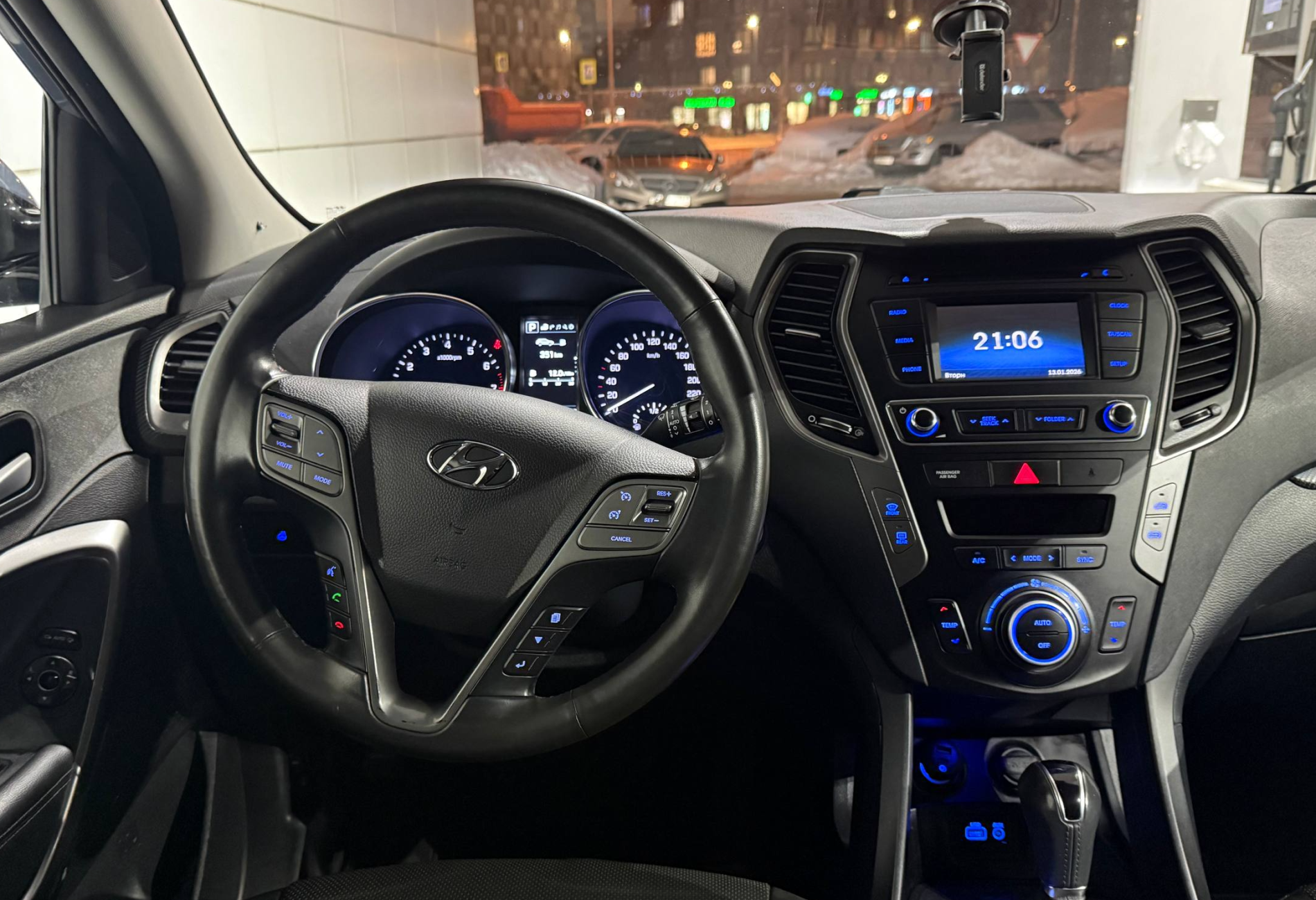 Аренда hyundai santa-fe стандарт класса 2017 года в городе Москва Войковская от 3040 руб./сутки, полный привод, двигатель: бензин, объем 2.4 литра, каско (Впишу в полис), ОСАГО (Впишу в полис), без водителя, недорого, вид 5 - RentRide