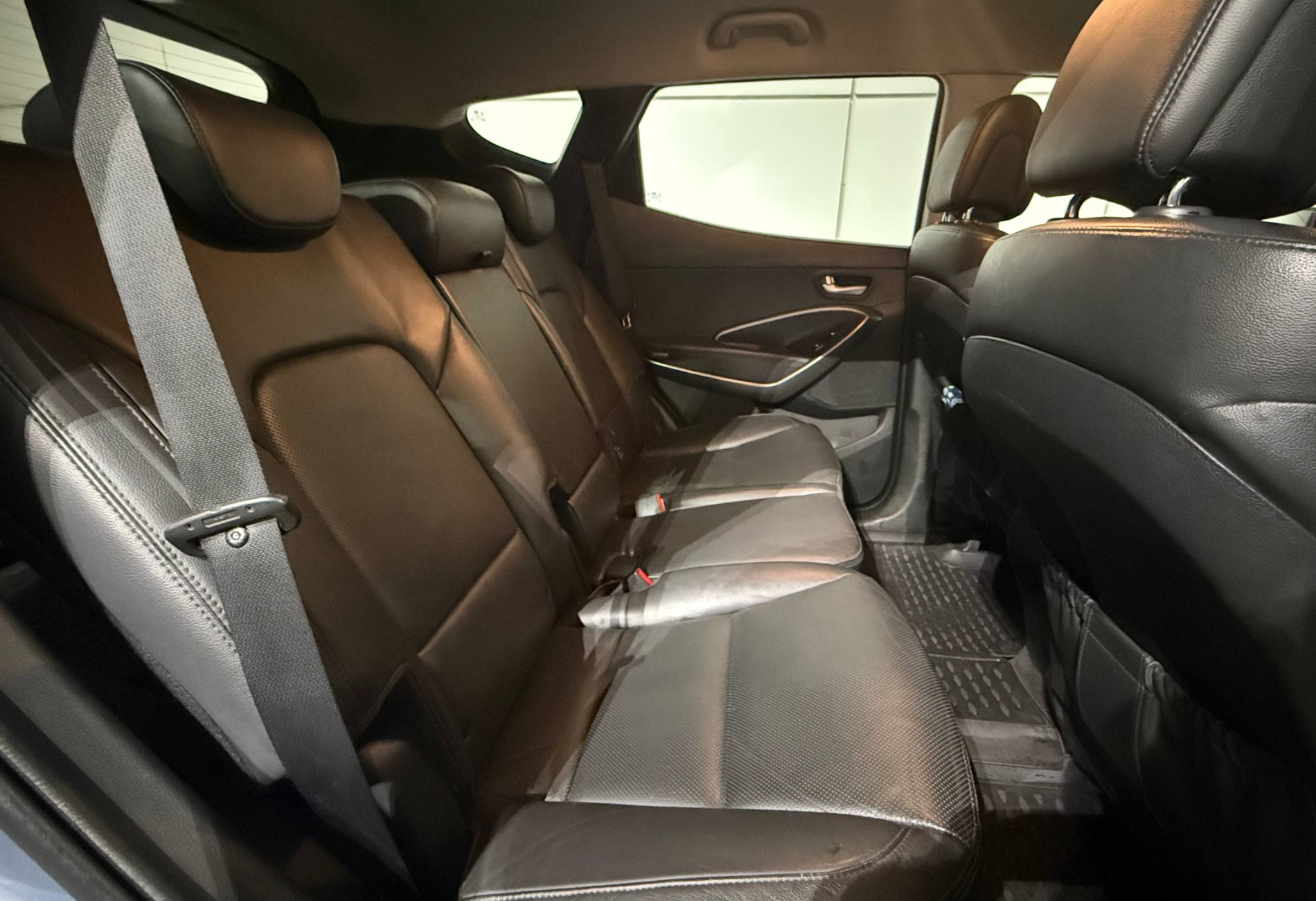 Аренда hyundai santa-fe стандарт класса 2017 года в городе Москва Войковская от 3040 руб./сутки, полный привод, двигатель: бензин, объем 2.4 литра, каско (Впишу в полис), ОСАГО (Впишу в полис), без водителя, недорого, вид 6 - RentRide