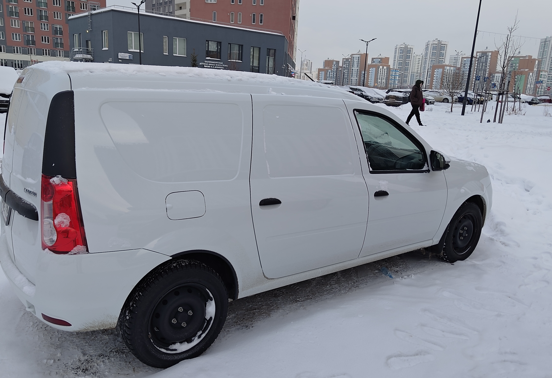 Аренда lada largus-furgon эконом класса 2024 года в городе Москва от 1600 руб./сутки, передний привод, двигатель: бензин, объем 1.6 литров, каско (Мультидрайв), ОСАГО (Мультидрайв), без водителя, недорого, вид 3 - RentRide