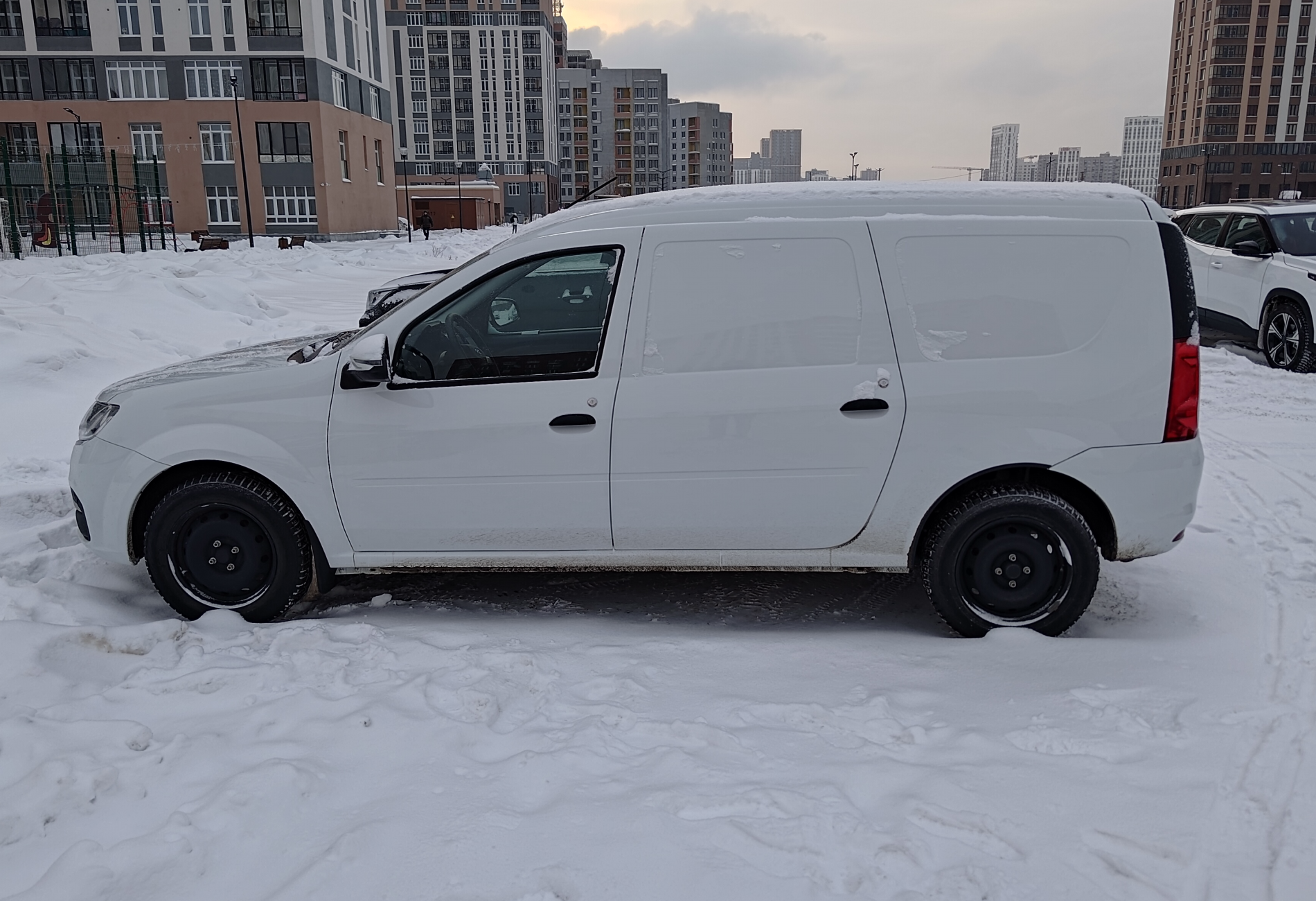 Аренда lada largus-furgon эконом класса 2024 года в городе Москва от 1600 руб./сутки, передний привод, двигатель: бензин, объем 1.6 литров, каско (Мультидрайв), ОСАГО (Мультидрайв), без водителя, недорого, вид 2 - RentRide