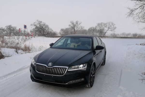 Прокат авто skoda superb комфорт класса 2025 года в городе Москва Преображенская площадь от 4800 руб./сутки, передний привод, двигатель: бензин, объем 1.5 литров, каско (Впишу в полис), ОСАГО (Впишу в полис), без водителя, недорого - RentRide
